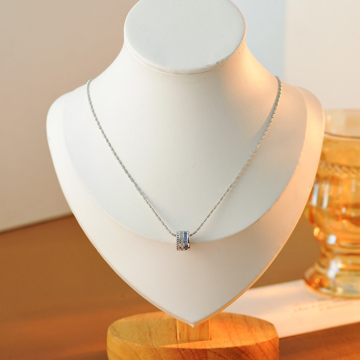 New French Style Dynamic Blue Ice Heart Circle Necklace for Women, High-end Exquisite Petite Collarbone Chain