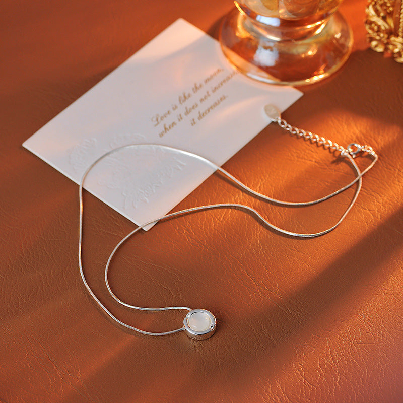 Flowing White Mother-of-Pearl Pendant Necklace for Women, Long Simple Design Clavicle Chain, High-End Minimalist Sweater Chain for Women