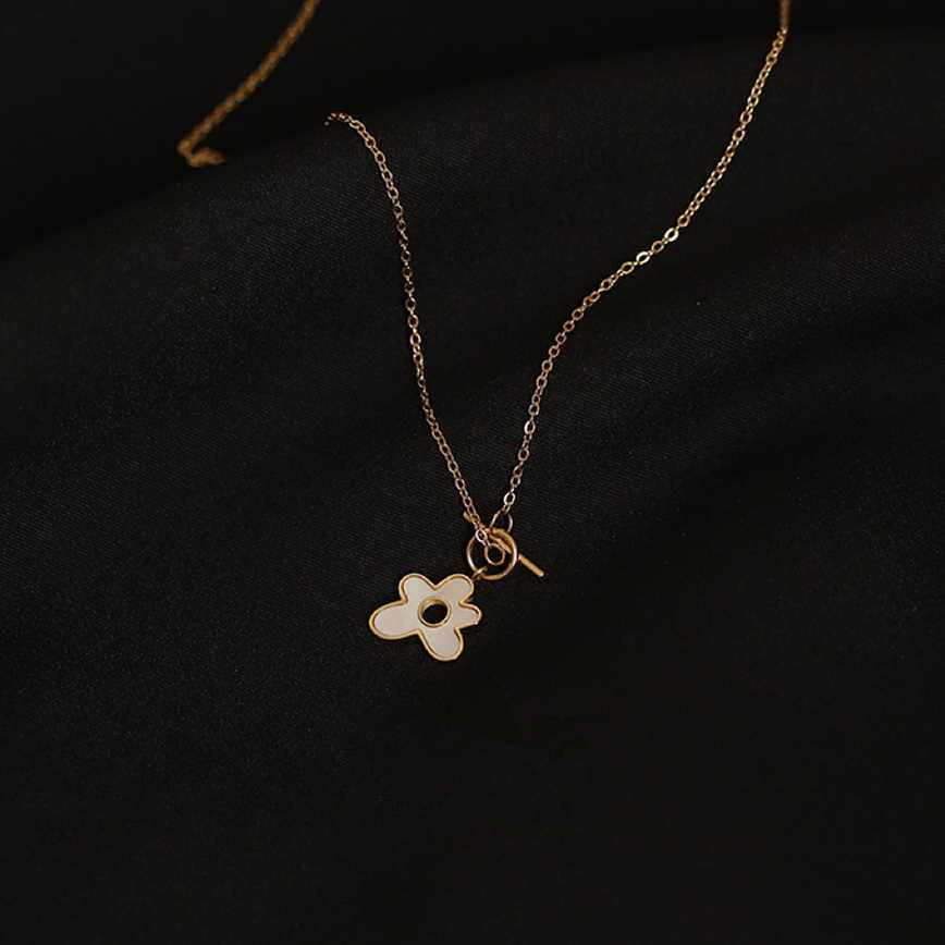 2025 New T Buckle Shell Flower Necklace Niche Design Pendant High-end Fashion Sweater Chain Clavicle Chain
