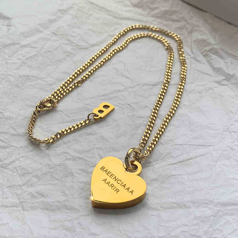 B Letter Heart Necklace for Women, Light Luxury Niche Design, High-End Sweater Chain, European and American Ins Style, New Peach Heart Collarbone Chain