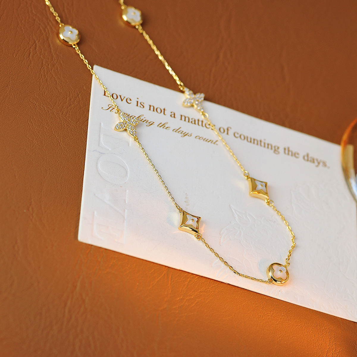 Four-leaf Clover Mother-of-Pearl Necklace Light Luxury Niche Design Star Clavicle Chain 2025 New Simple Elegant