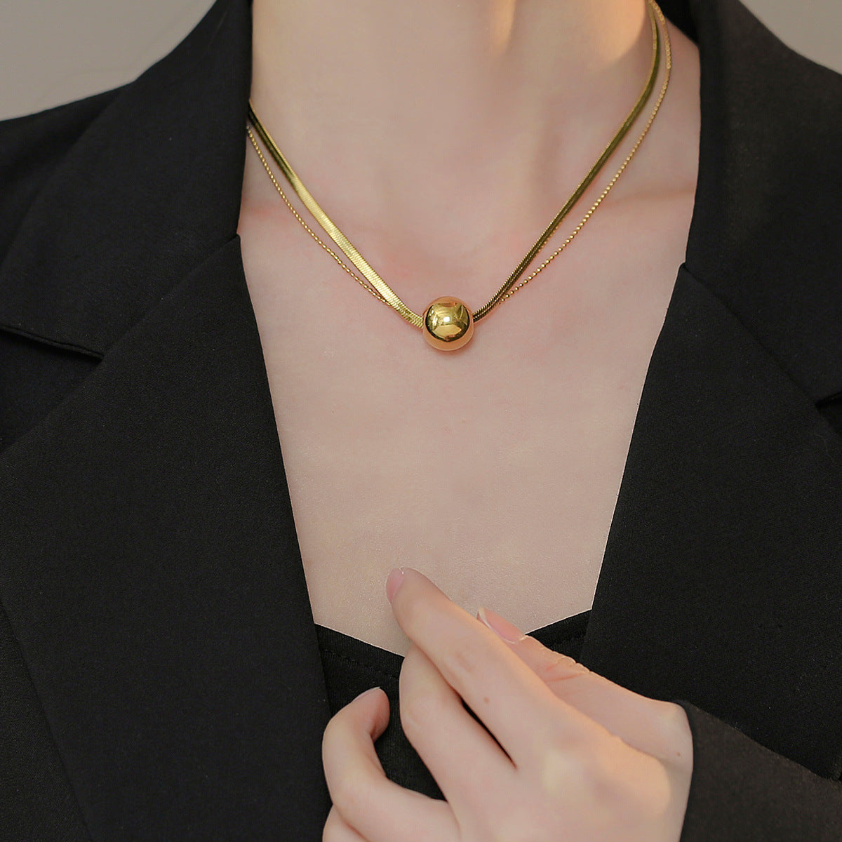 Titanium Steel Gold Round Ball Pendant Snake Bone Necklace for Women Minimalist Style Simple Niche Design Fashion Collarbone Sweater Chain