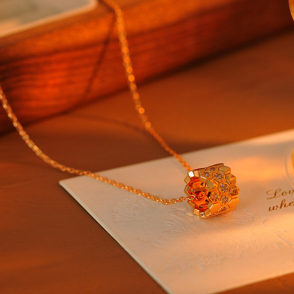 Exquisite Edition Inlaid Diamond Honeycomb Necklace Diamond Pattern Cylinder Pendant Honeycomb Polygonal Collarbone Chain Light Luxury
