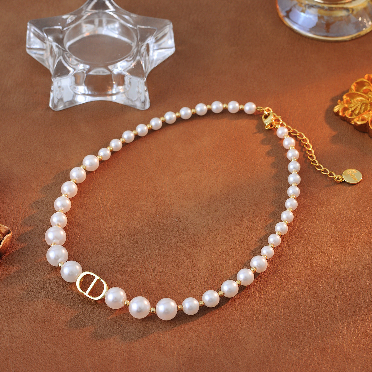 European and American D Brand Letter CD Gradient Pearl Necklace for Women, Light Luxury Niche Fashion, Vintage High-end Sense, Elegant Collarbone Chain