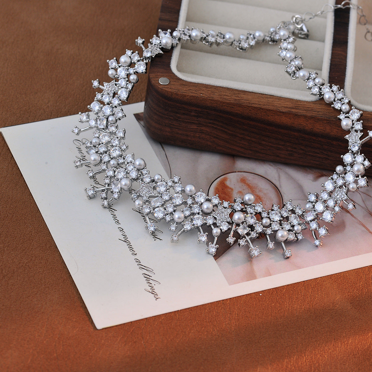 New Sparkling Nebula Pearl Necklace for Women, European and American Luxury Minimalist Style, Full Zircon Bowknot Choker