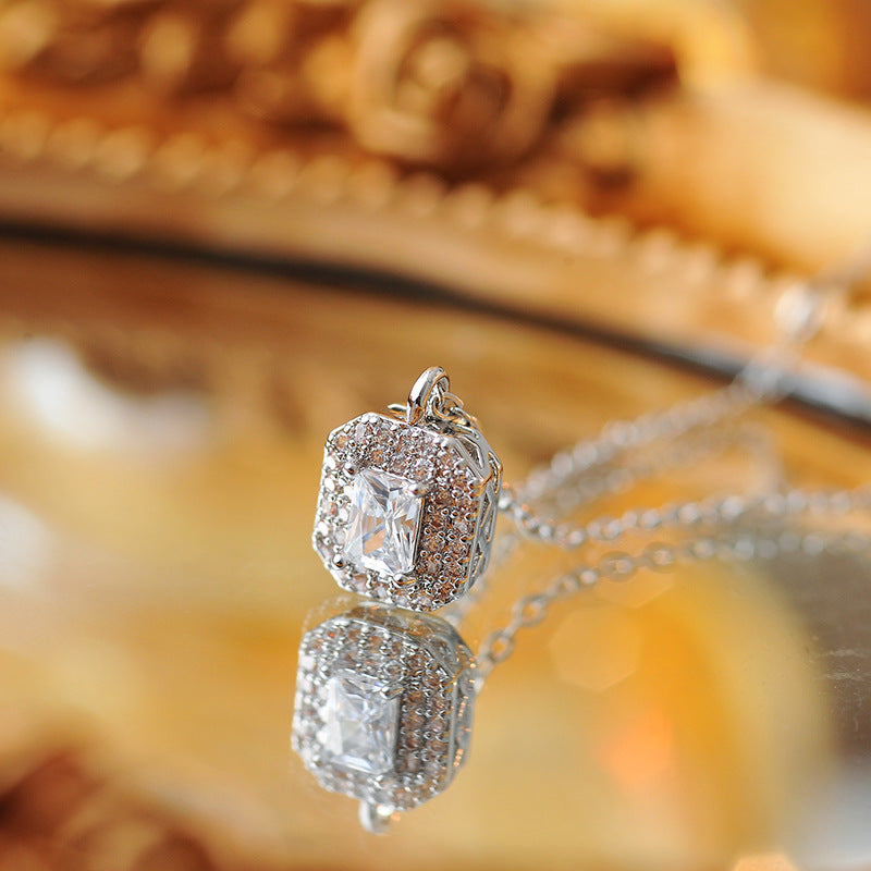 Sugar Cube Necklace for Women New Clavicle Chain Light Luxury Niche Design Pendant Simple Fashion Versatile Necklace