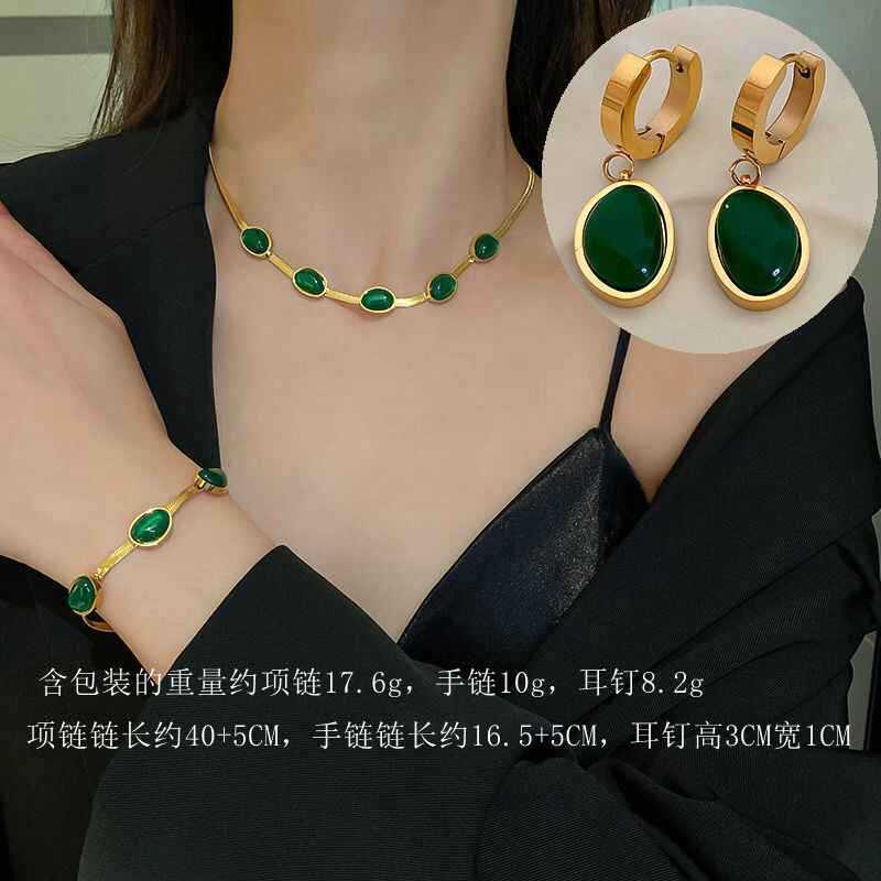 Korean Style Elegant Emerald Gemstone Blade Chain Titanium Steel Necklace for Women Ins Trendy Fashionable Design Internet Celebrity Collarbone Chain