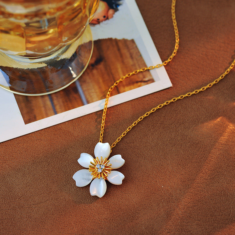 New White Shell Daisy Pendant Sunflower 18K Gold Plated Sunflower Mother-of-Pearl Flower Collarbone Chain for Women
