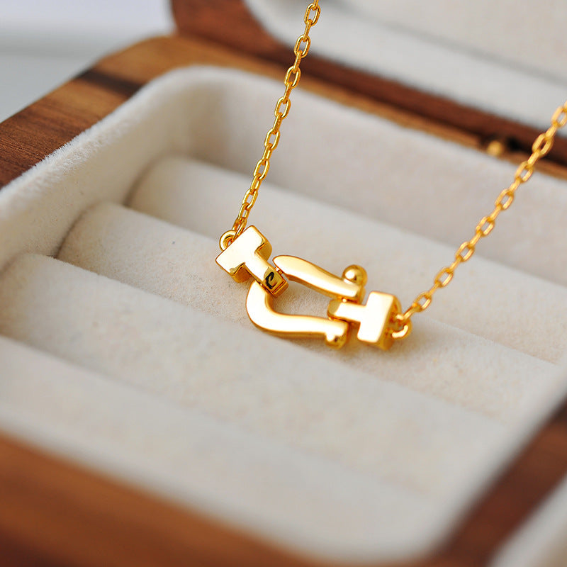 French Horseshoe Necklace for Women, Gold Color, Niche Horseshoe Clasp, U-Shaped Collarbone Chain, Braided Chain, Simple and Elegant