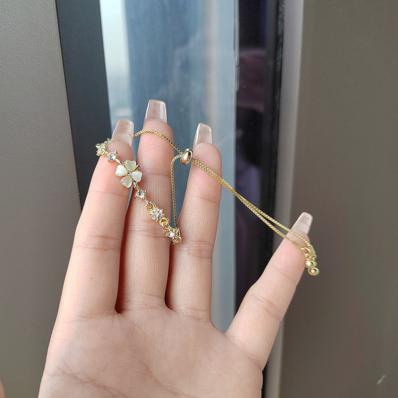 Korean Style Simple Lucky Clover Bracelet for Women, Light Luxury Jewelry with a Sense of Sophistication, Summer Niche Crystal Flower Bracelet