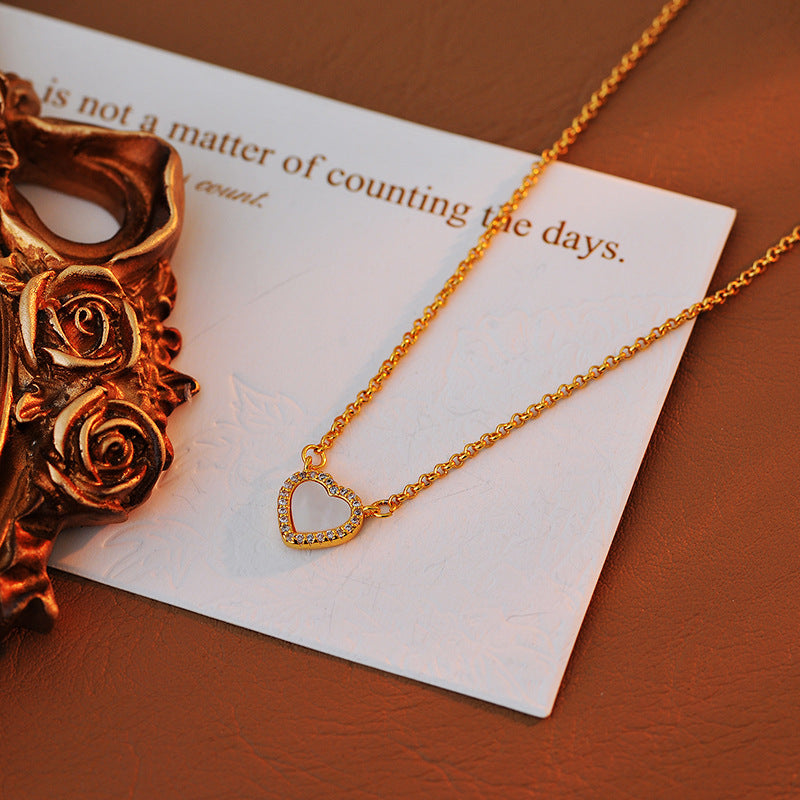 White Shell Heart Necklace for Women, Light Luxury Niche High-End Clavicle Chain, New Hot-Selling Autumn Winter Sweater Chain