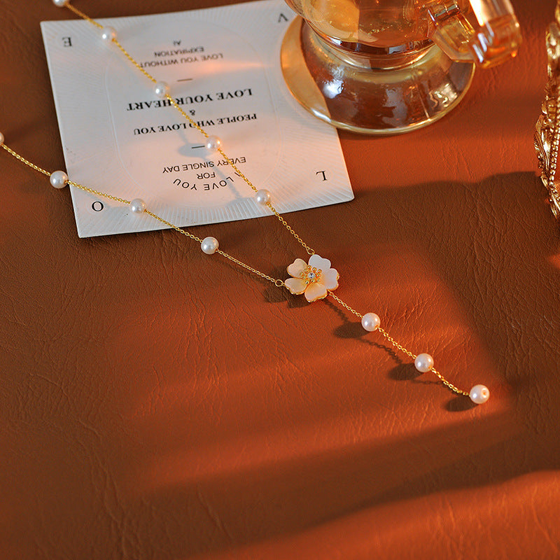 White Shell Small Daisy Pearl Necklace for Women, Autumn and Winter, Non-Fading, Light Luxury, Niche Sweater Chain, Versatile, High-End Feel Jewelry