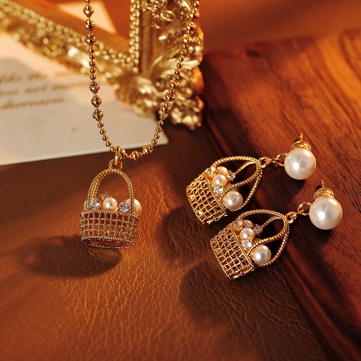 Xiaohongshu Hot-Selling Magic Chain Pearl Small Flower Basket Necklace 2025 New Fashion Light Luxury Collarbone Necklace