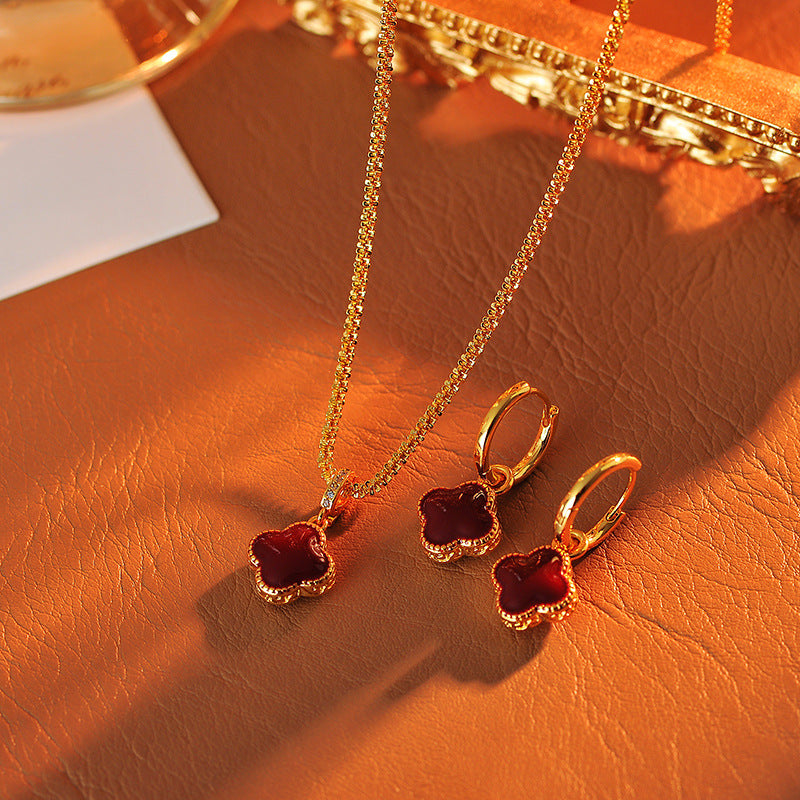 2025 New Red Double-Sided Natural Shell Four-Leaf Clover Necklace for Women Sweater Chain Elegant High-End Autumn Winter