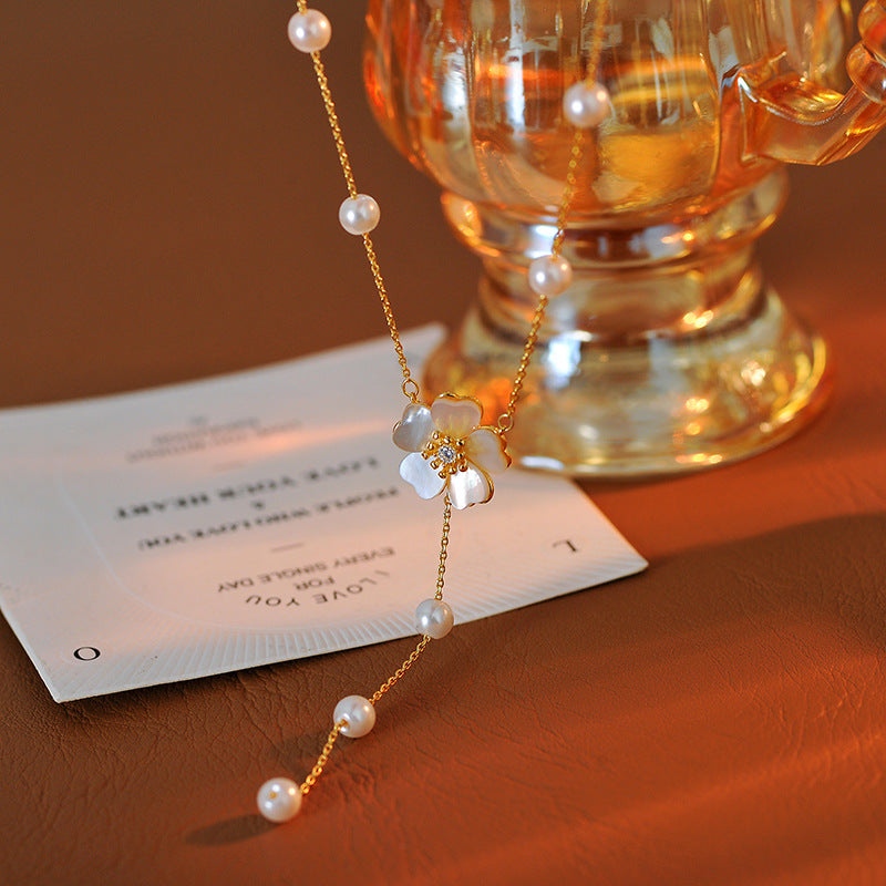 White Shell Small Daisy Pearl Necklace for Women, Autumn and Winter, Non-Fading, Light Luxury, Niche Sweater Chain, Versatile, High-End Feel Jewelry