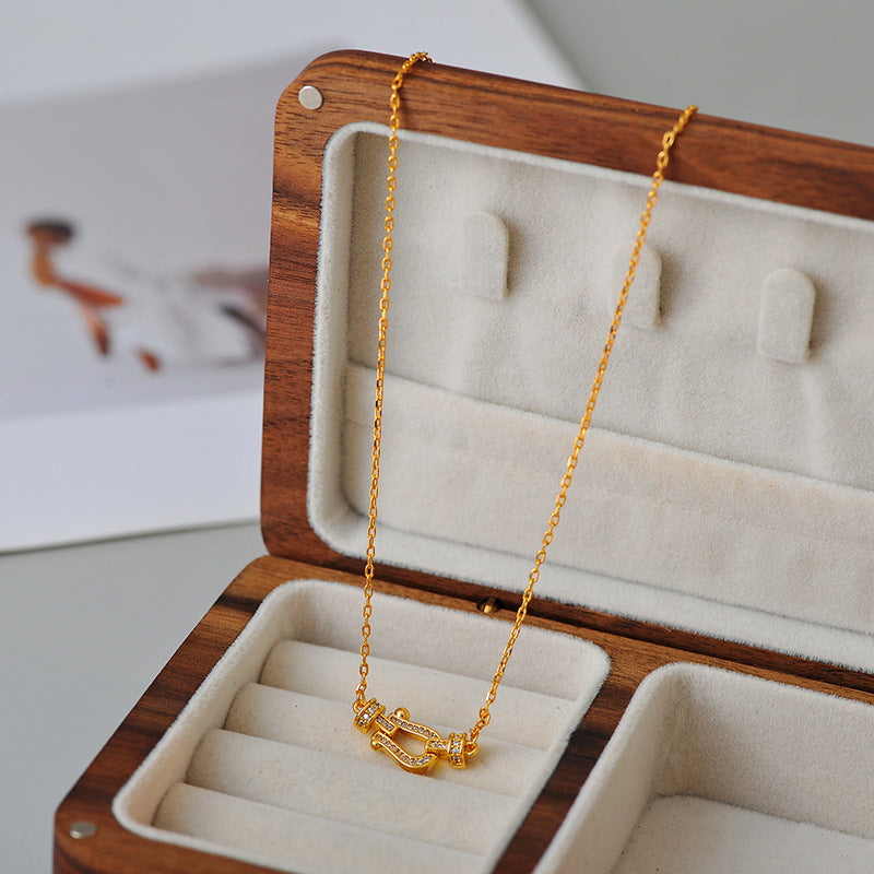 French Horseshoe Necklace for Women, Gold Color, Niche Horseshoe Clasp, U-Shaped Collarbone Chain, Braided Chain, Simple and Elegant