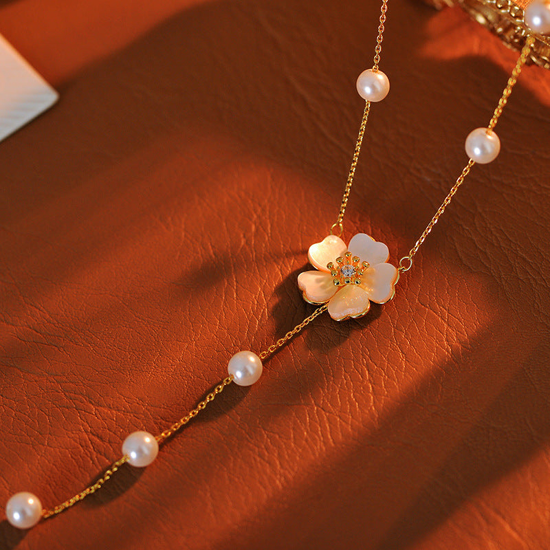 White Shell Small Daisy Pearl Necklace for Women, Autumn and Winter, Non-Fading, Light Luxury, Niche Sweater Chain, Versatile, High-End Feel Jewelry