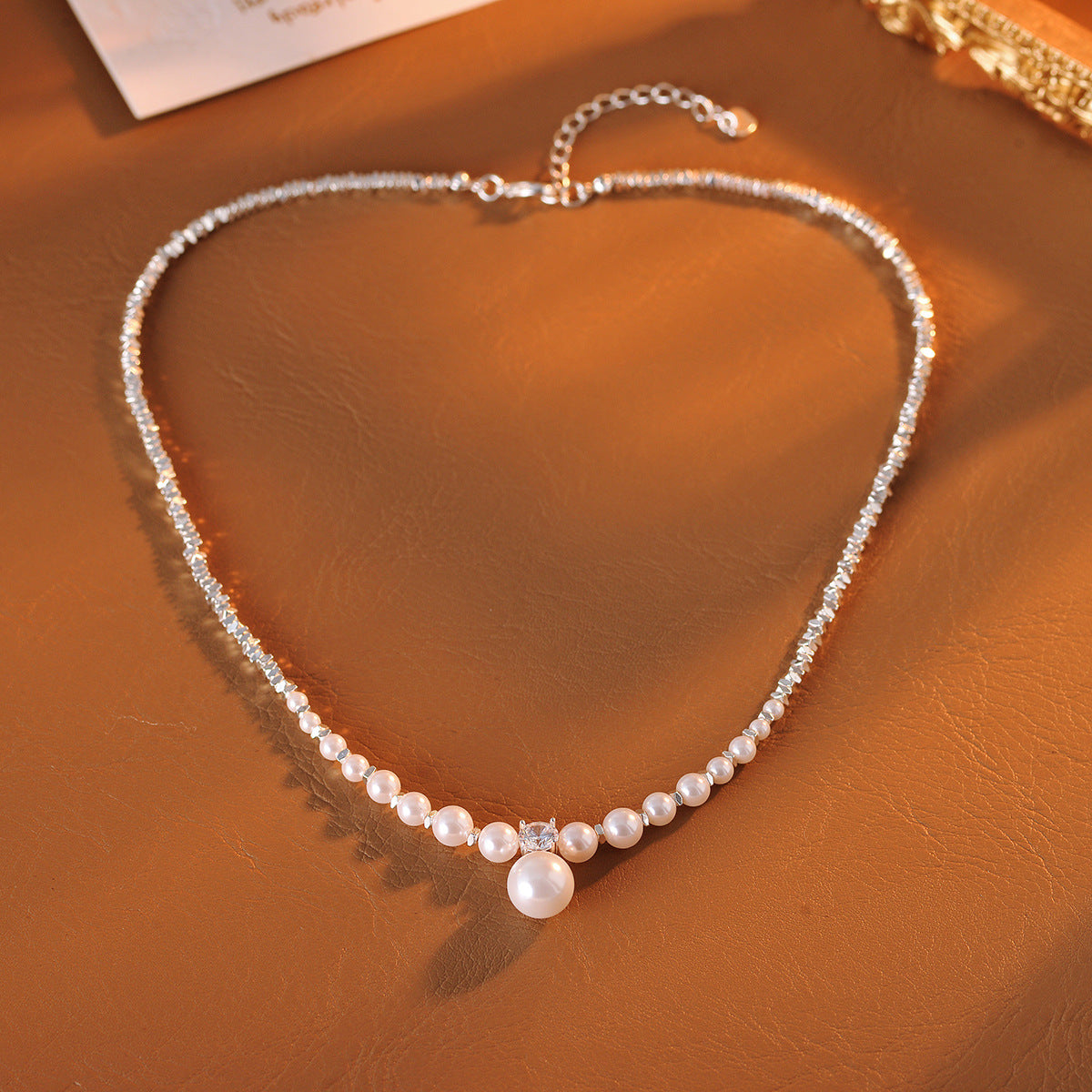 Broken Silver Pearl Necklace Niche Design High-end Elegant Collarbone Chain Versatile Fashion Choker