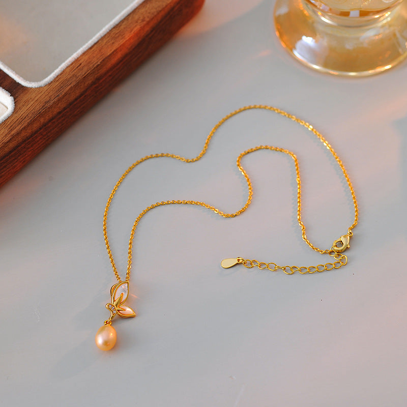 Butterfly Necklace for Women, Niche Design Collarbone Chain, Pearl Shell Versatile High-End Light Luxury Necklace for Women