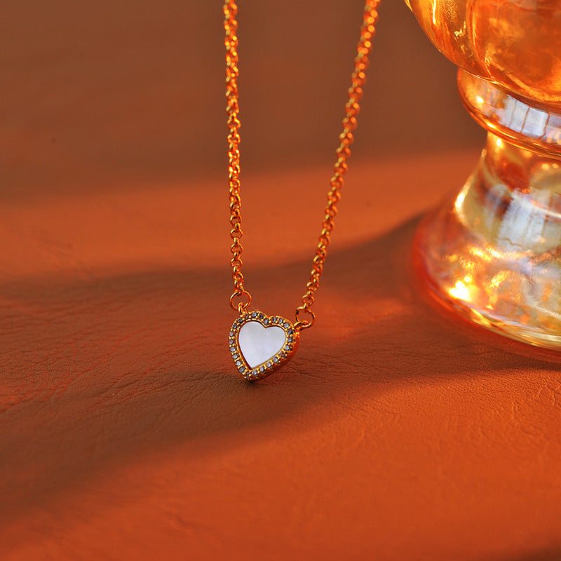 White Shell Heart Necklace for Women, Light Luxury Niche High-End Clavicle Chain, New Hot-Selling Autumn Winter Sweater Chain