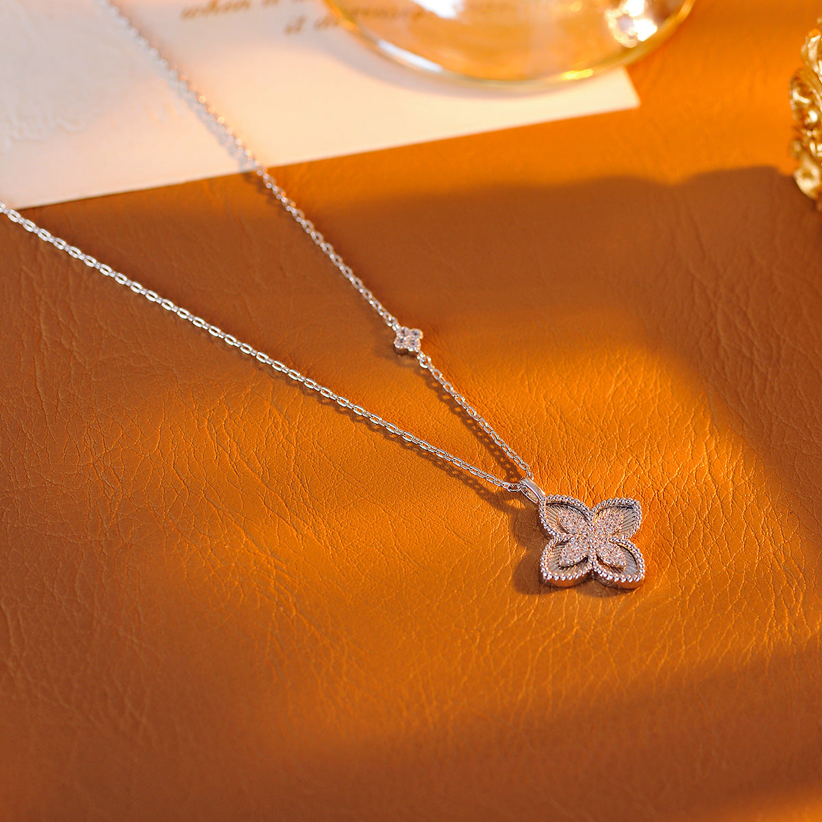 New Four-Leaf Flower French Retro Floral Necklace for Women, Light Luxury High-End Full Diamond Elegant Collarbone Chain