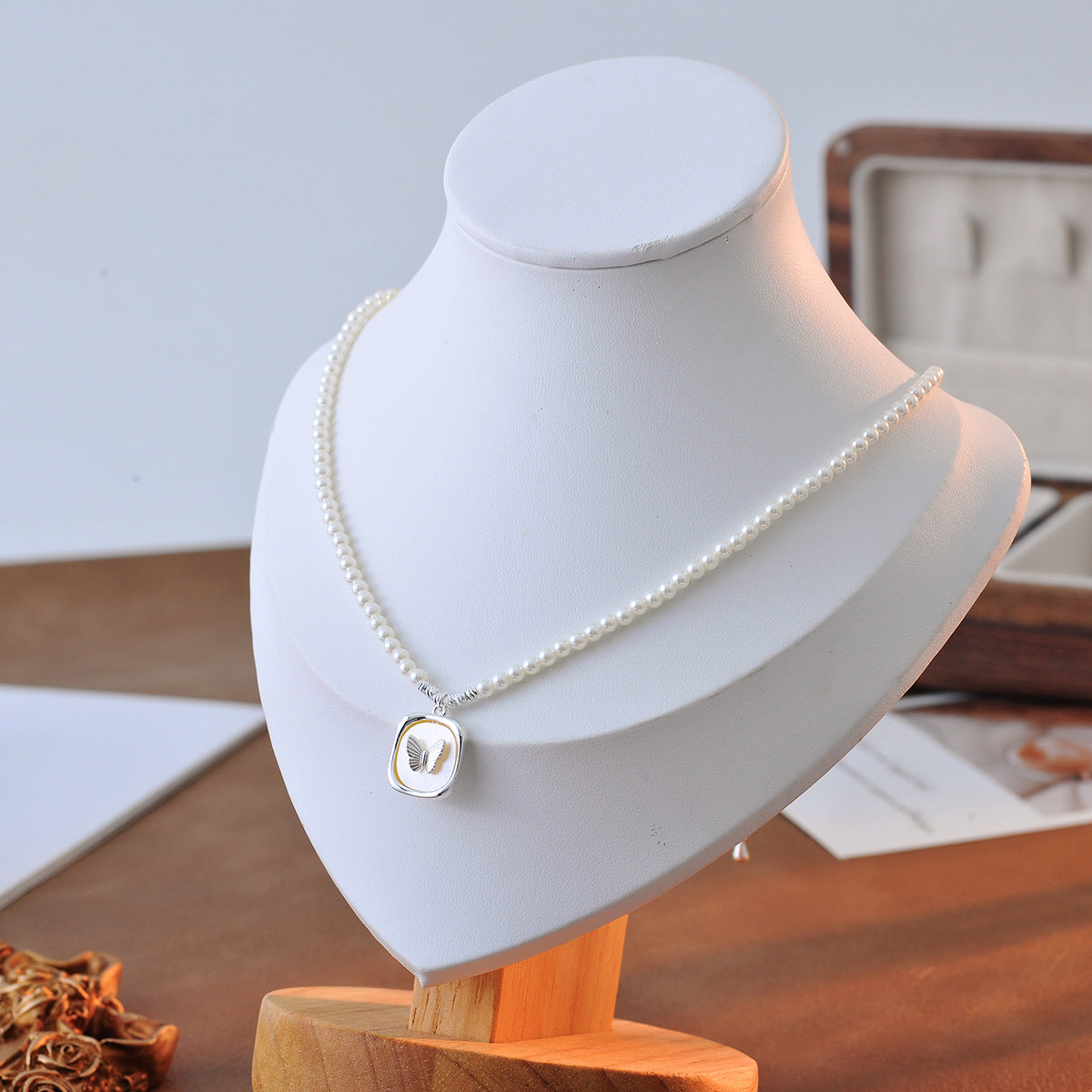 French Style Versatile Shell Butterfly Pendant Pearl Necklace for Women Light Luxury Design Sense High-end Collarbone Chain A10263