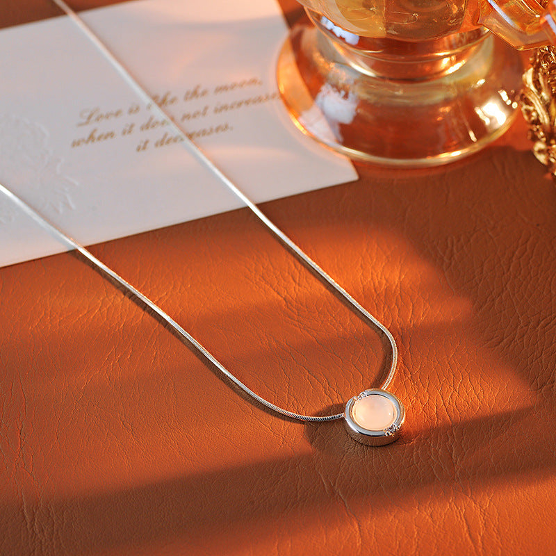 Flowing White Mother-of-Pearl Pendant Necklace for Women, Long Simple Design Clavicle Chain, High-End Minimalist Sweater Chain for Women