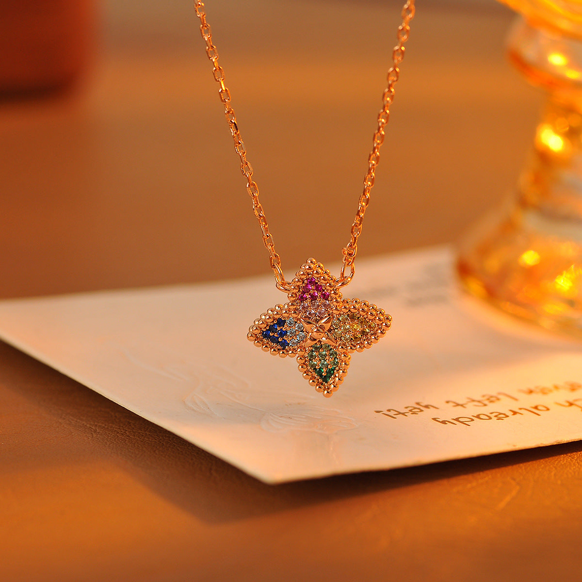 New Luxury Jewelry High-End Vintage Flower Necklace for Women Pendant Collarbone Chain Simple Necklace for Women Elegant