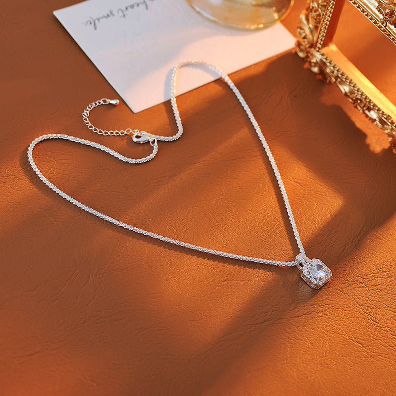 Zircon Small Sugar Cube Pendant Necklace Accessories for Women, High-End Luxury, Niche Style, Simple and Exquisite Collarbone Chain