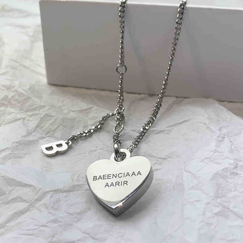 B Letter Heart Necklace for Women, Light Luxury Niche Design, High-End Sweater Chain, European and American Ins Style, New Peach Heart Collarbone Chain