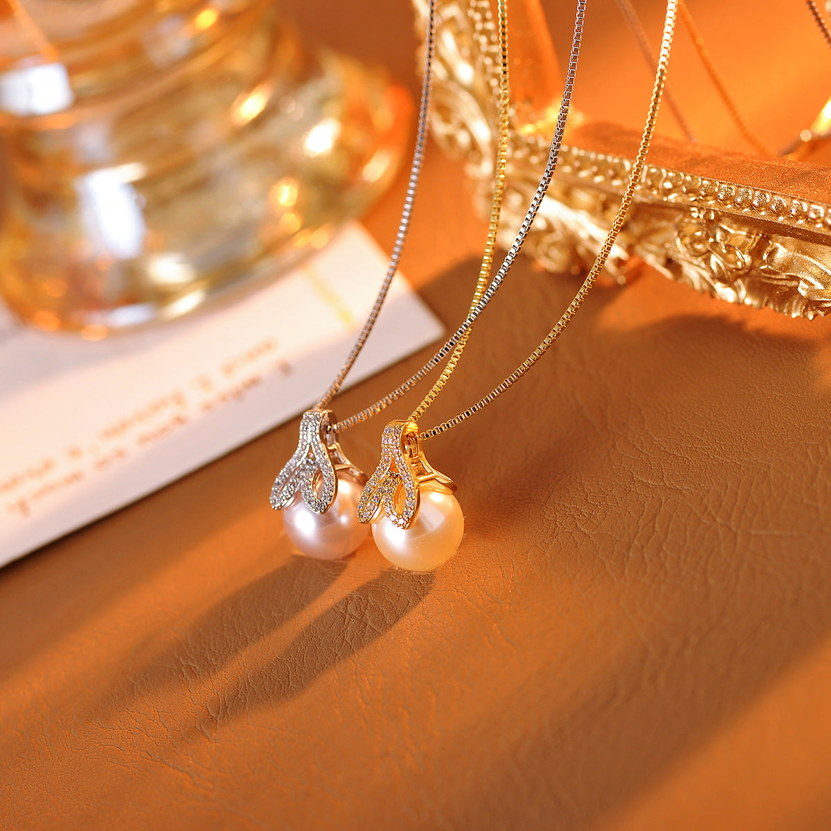 Fishtail Necklace with Diamonds and Natural Shell Pearl Single Fishtail Pendant Necklace Light Luxury High-end Clavicle Chain