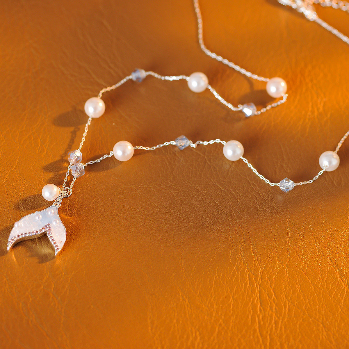 Gradient Blue Fish Tail Necklace for Women Summer Beach Vacation Style Versatile New Clavicle Chain