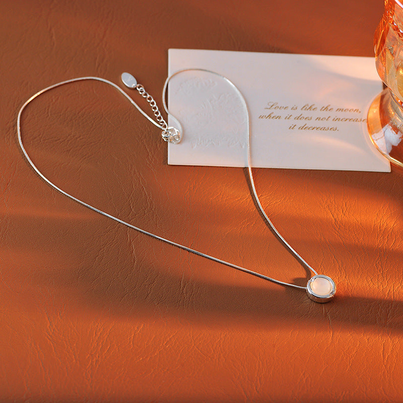 Flowing White Mother-of-Pearl Pendant Necklace for Women, Long Simple Design Clavicle Chain, High-End Minimalist Sweater Chain for Women