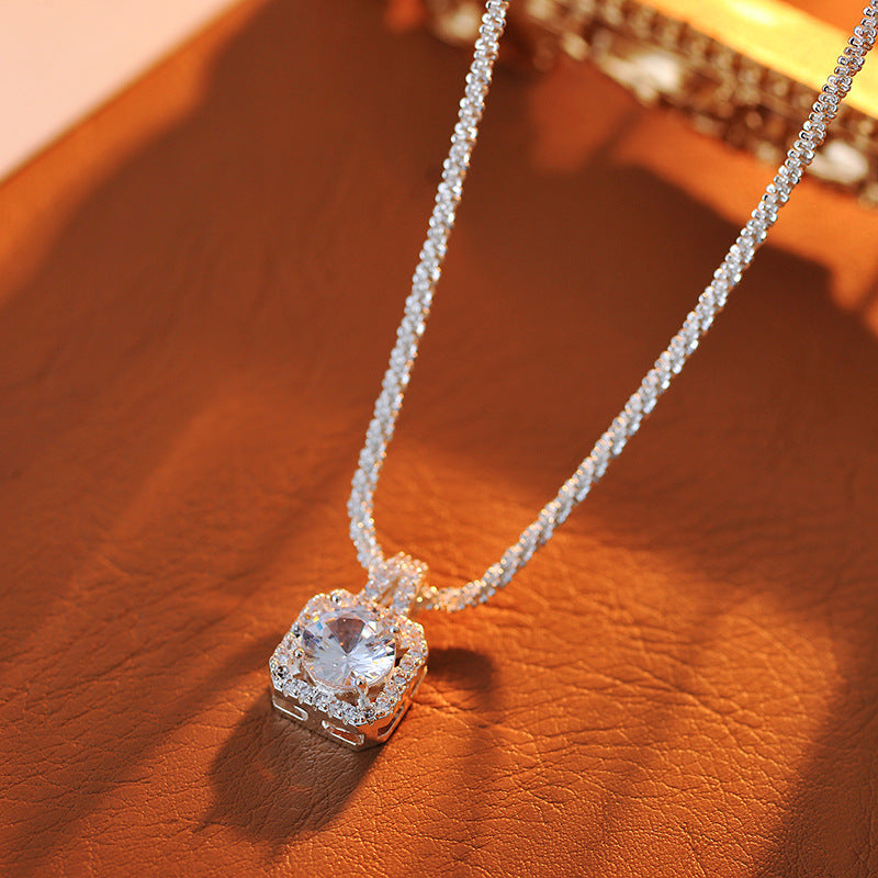 Zircon Small Sugar Cube Pendant Necklace Accessories for Women, High-End Luxury, Niche Style, Simple and Exquisite Collarbone Chain