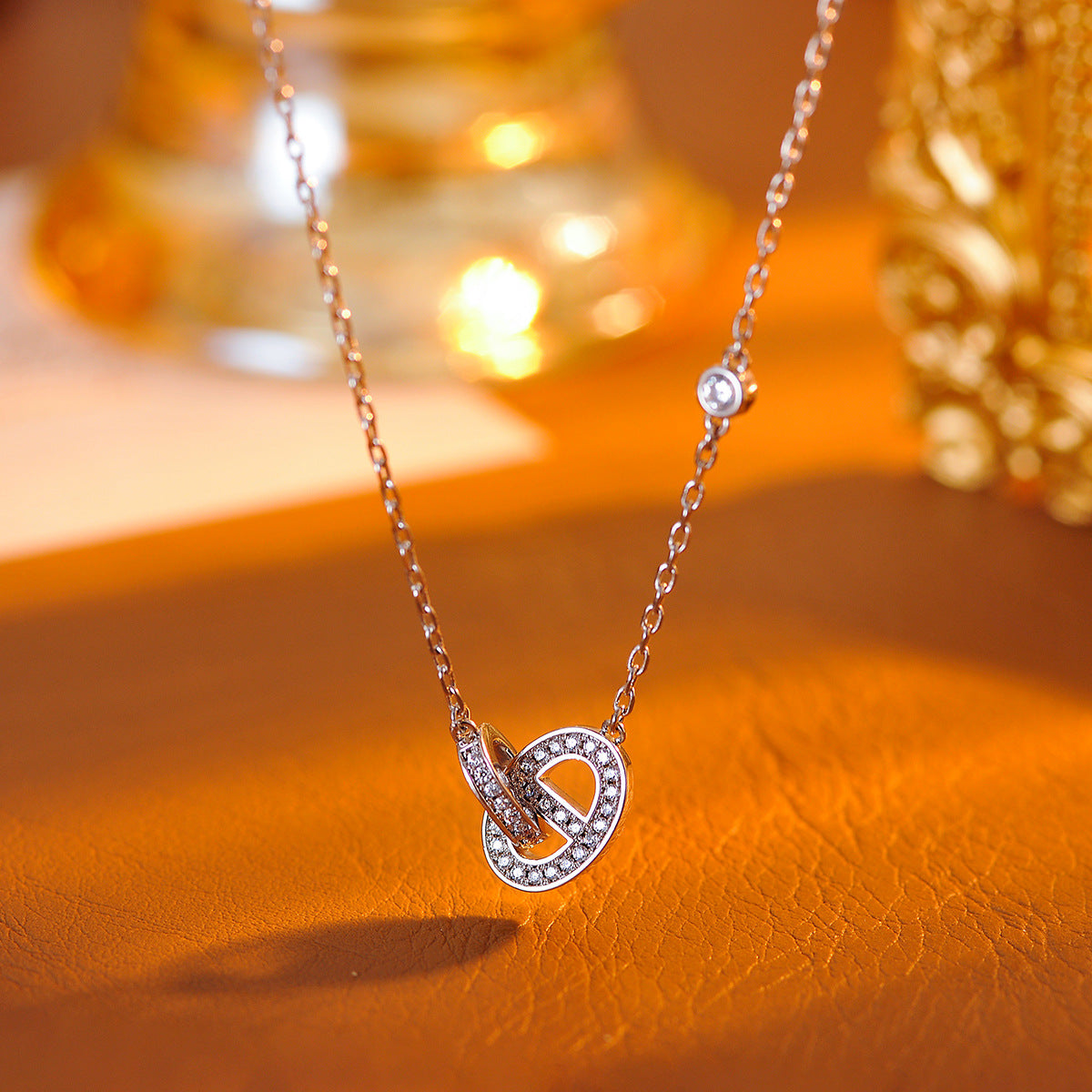 Interlocking Necklace for Women 2025 New Simple Light Luxury Niche Design Double Ring Collarbone Chain Accessories Wholesale