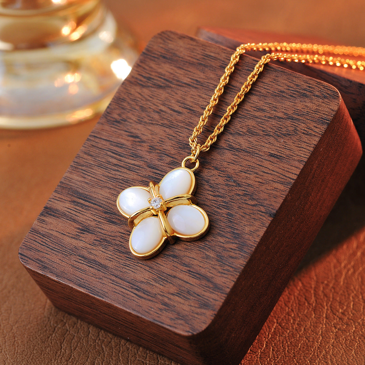 Four-leaf Clover Necklace for Women, Light Luxury Fashion Collarbone Chain, Gift for Girlfriend, Ins Simple Mother-of-Pearl Pendant