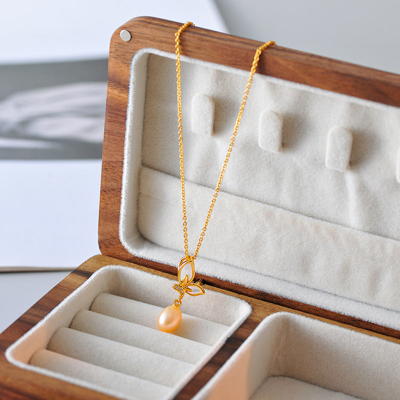 Butterfly Necklace for Women, Niche Design Collarbone Chain, Pearl Shell Versatile High-End Light Luxury Necklace for Women