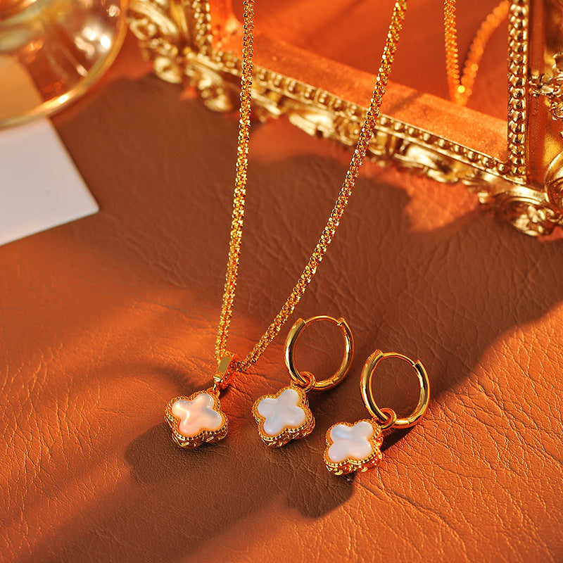 2025 New Red Double-Sided Natural Shell Four-Leaf Clover Necklace for Women Sweater Chain Elegant High-End Autumn Winter