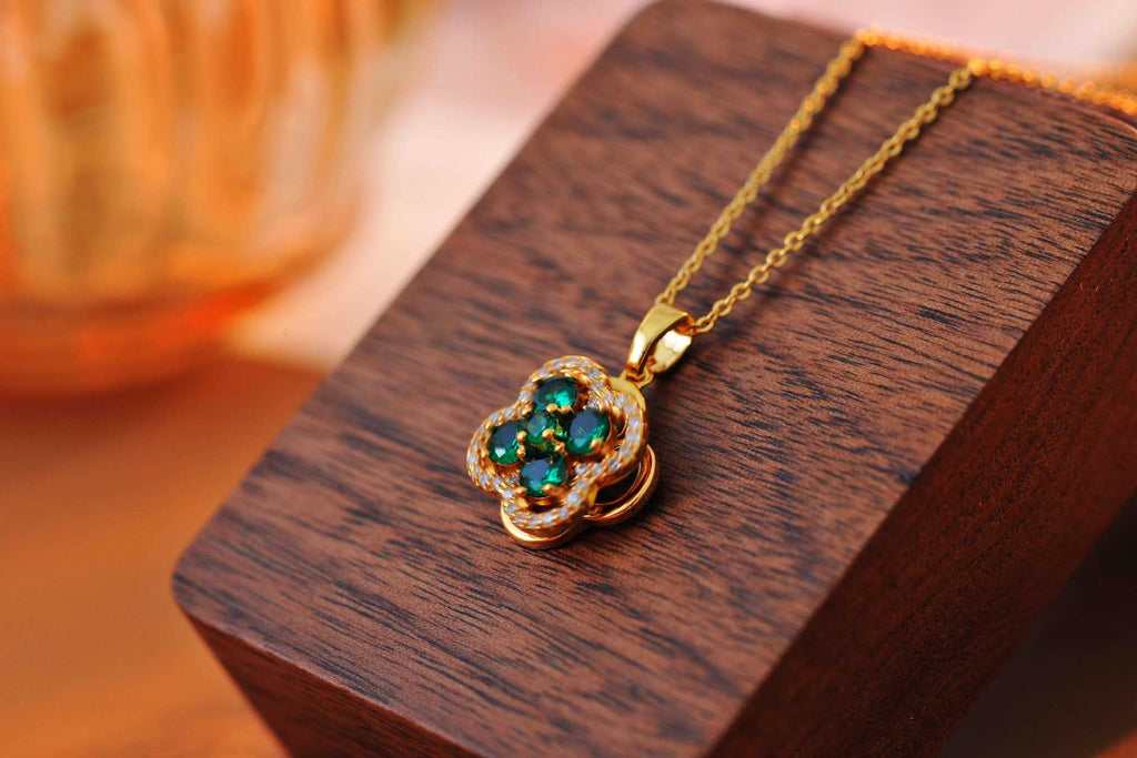 Japanese and Korean Style Small Exquisite Micro Inlaid Green Rotating Zircon Four-Leaf Flower Necklace Internet Celebrity Personality Versatile
