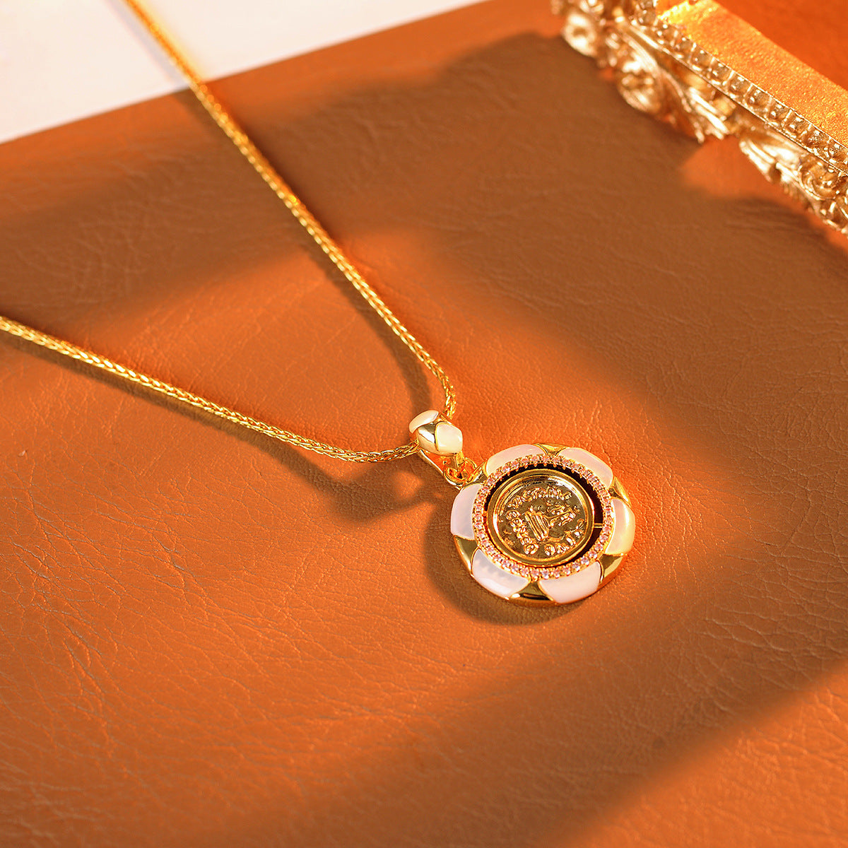 <Century Snake Hall> Fritillary Carving Three-Dimensional Ancient Coin Necklace Vintage Design Rotating Jewelry Pendant