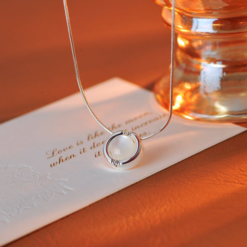 Flowing White Mother-of-Pearl Pendant Necklace for Women, Long Simple Design Clavicle Chain, High-End Minimalist Sweater Chain for Women