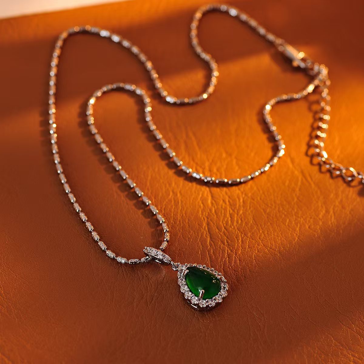 Emerald Water Drop Necklace Minimalist Style High-end Elegant Socialite Light Luxury New Model