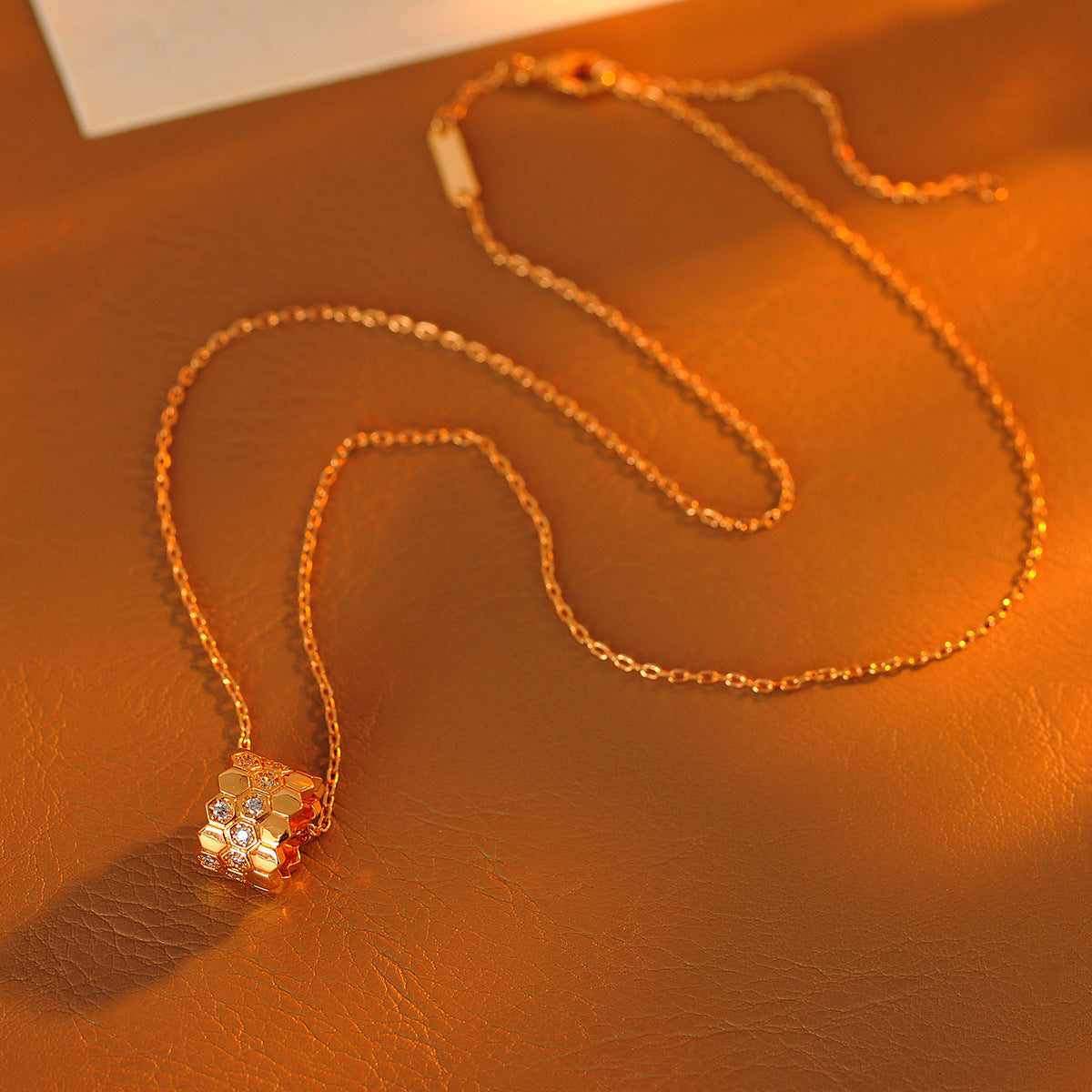 Exquisite Edition Inlaid Diamond Honeycomb Necklace Diamond Pattern Cylinder Pendant Honeycomb Polygonal Collarbone Chain Light Luxury