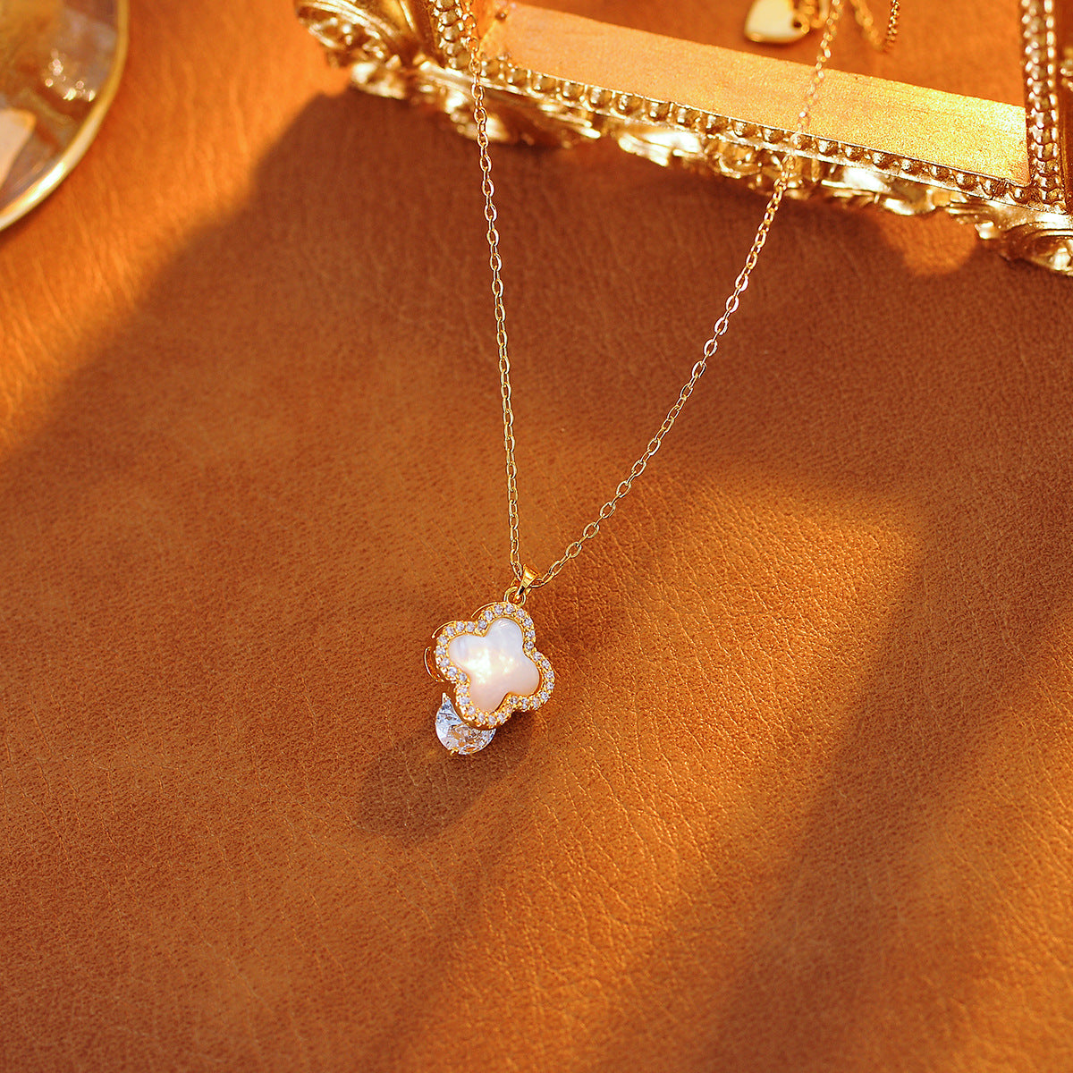 Four-leaf Clover Necklace for Women, High-end Light Luxury, Niche Design Sense, Collarbone Chain, New Hot-selling Neck Chain