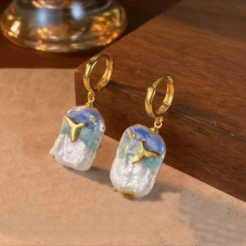 [Whale Coast] Ocean Oil Painting Style Baroque Pearl Earrings Elegant High-end Feel Fish Tail Classic Stud Earrings