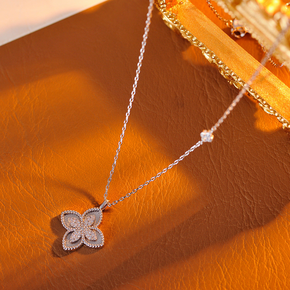 New Four-Leaf Flower French Retro Floral Necklace for Women, Light Luxury High-End Full Diamond Elegant Collarbone Chain