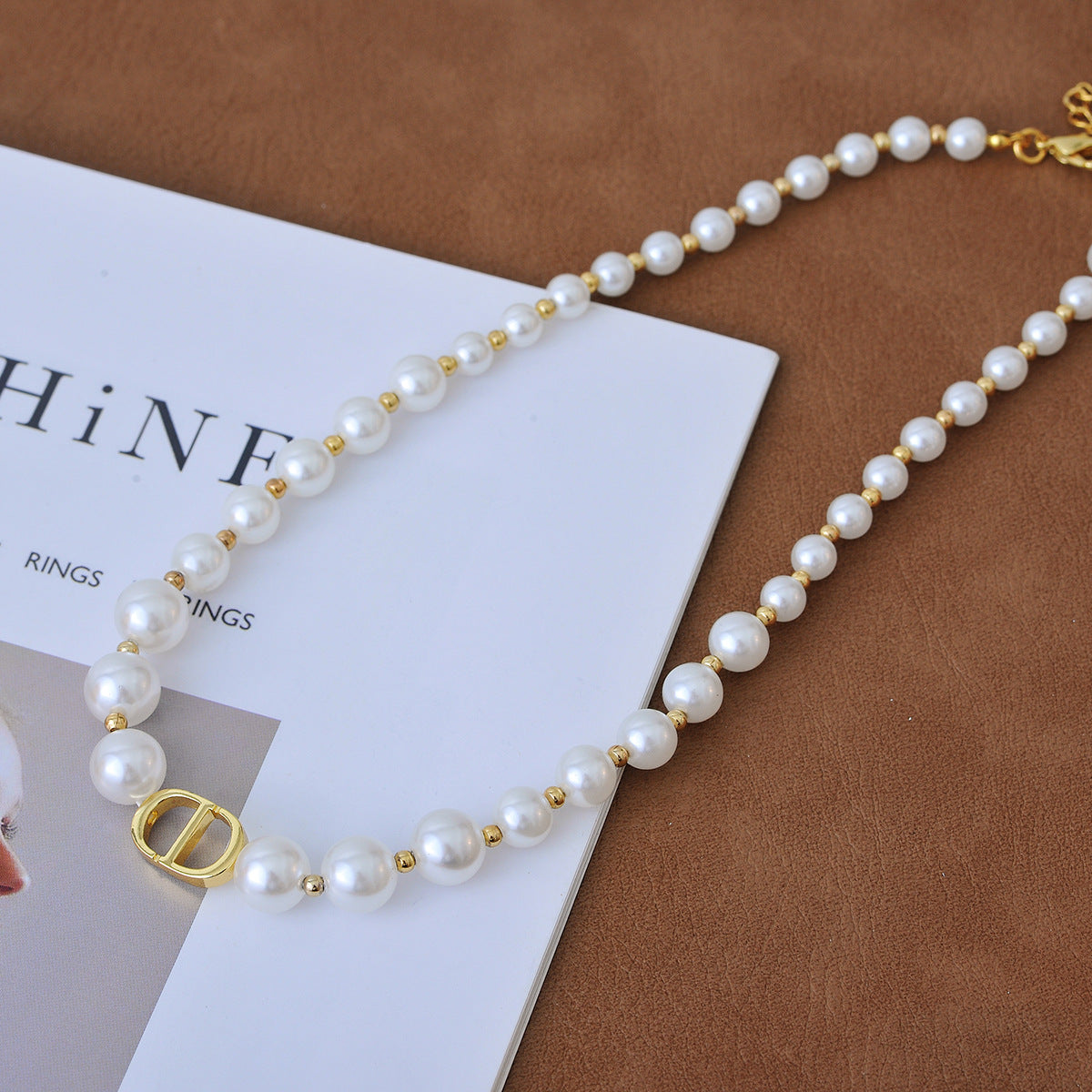European and American D Brand Letter CD Gradient Pearl Necklace for Women, Light Luxury Niche Fashion, Vintage High-end Sense, Elegant Collarbone Chain