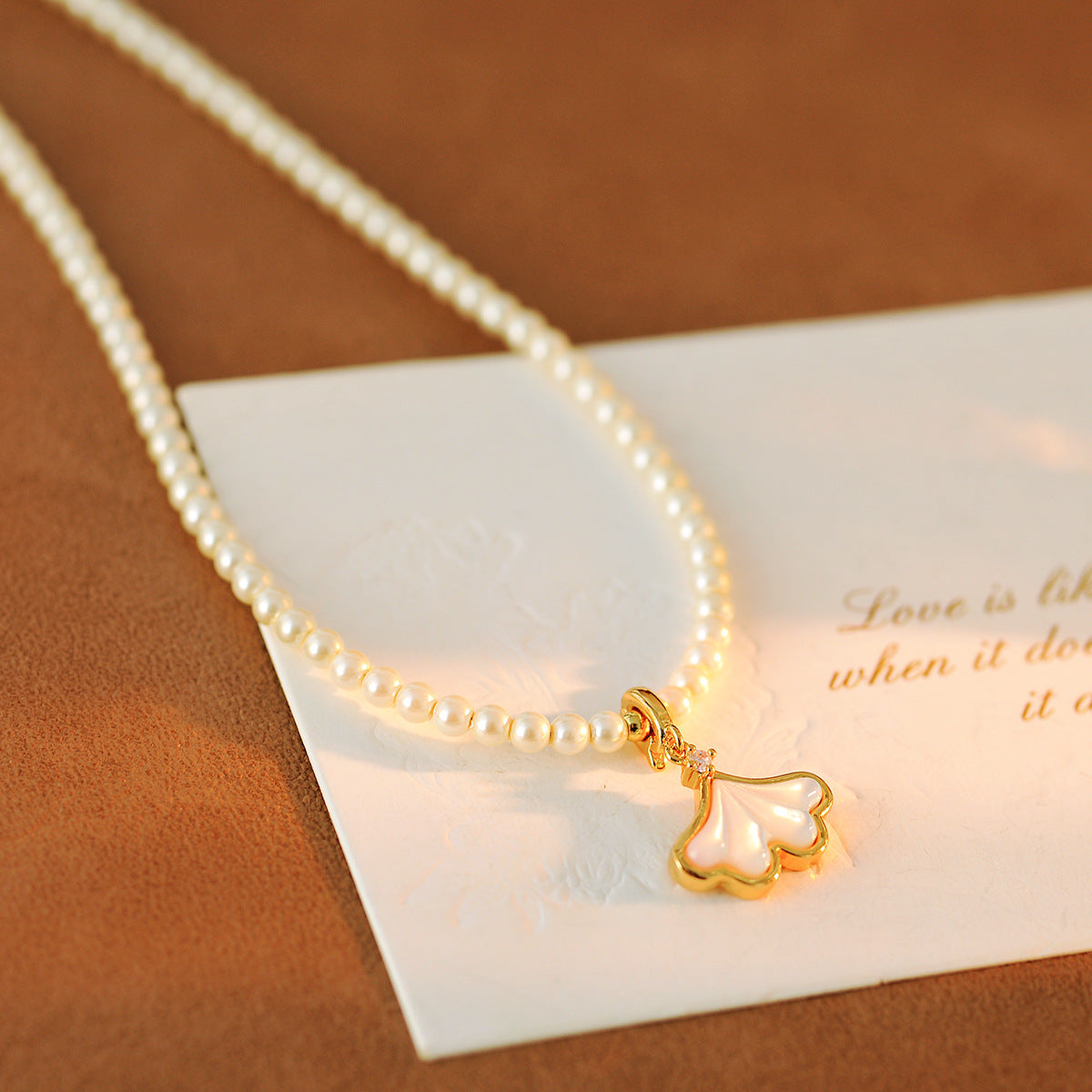 Minimalist Niche Ginkgo Leaf Mother-of-Pearl Pendant Pearl Necklace Hot-Selling Light Luxury Choker Niche Collarbone Chain